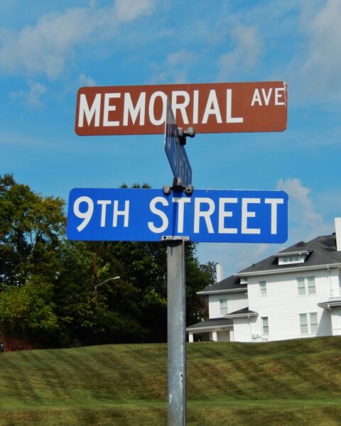 MEMORIAL AVNEUE STREET SIGN