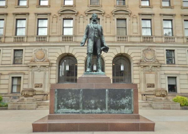 ABRAHAM LINCOLN STATESMAN WAR MEMORIAL STATUE