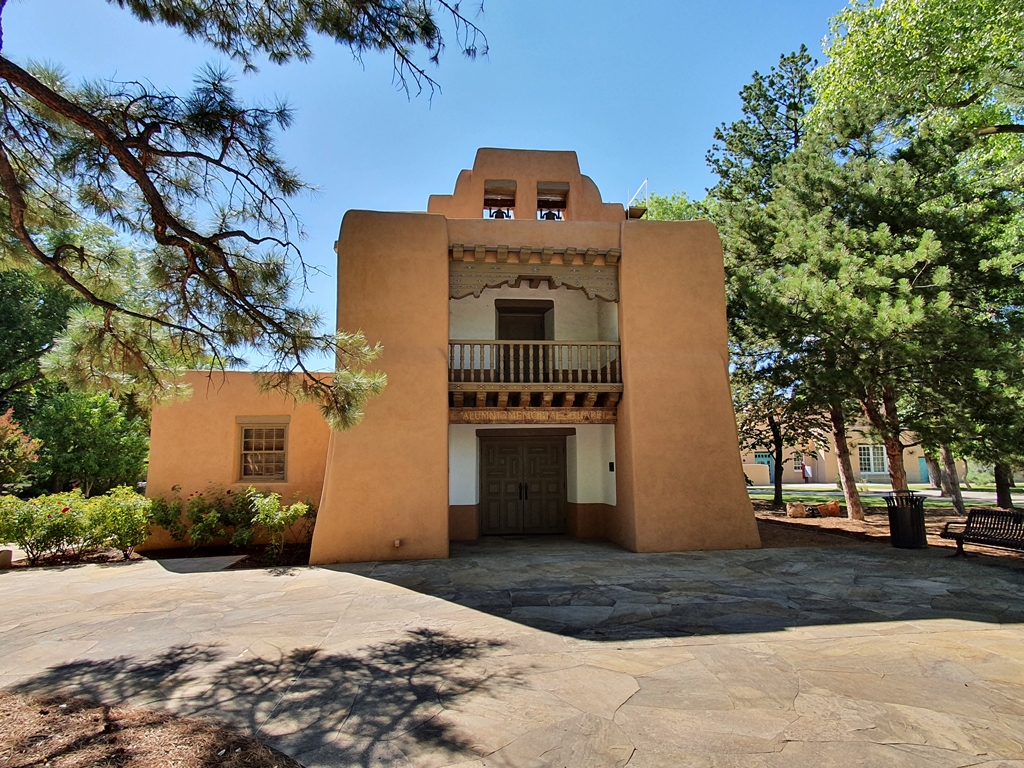 UNIVERSITY OF NEW MEXICO ALUMNI MEMORIAL CHAPEL