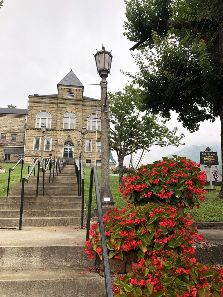 THIS FLAG IN MEMORY OF STEVEN PAUL MOLLOHAN WAR MEMORIAL LIGHT POST