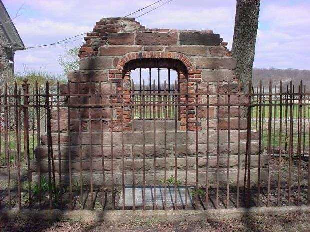 REVOLUTIONARY WAR PRISON WINDOW MEMORIAL
