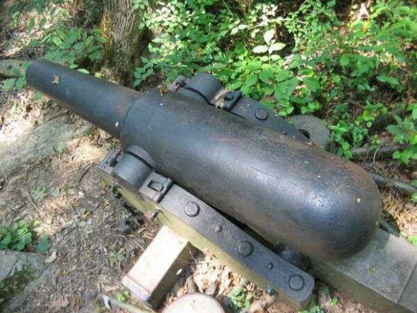 ABANDONED ARTILLERY WAR MEMORIAL CANNON