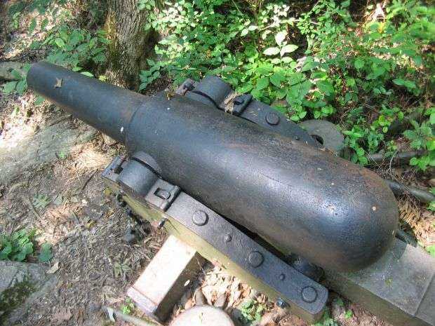 ABANDONED ARTILLERY WAR MEMORIAL CANNON