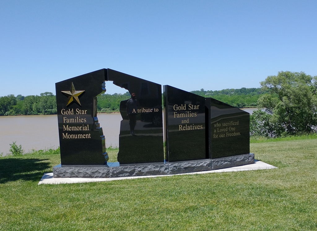PERRYSBURG GOLD STAR FAMILIES MEMORIAL MONUMENT FRONT