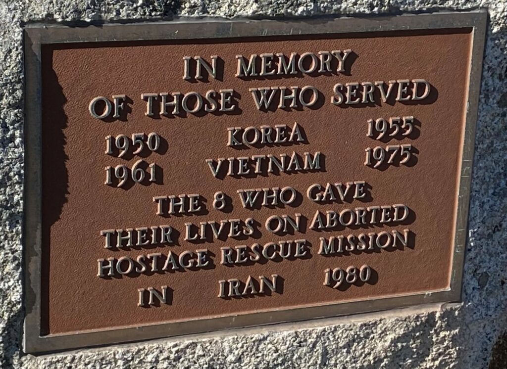 IN MEMORY OF THOSE WHO SERVED KOREA AND VIETNAM WAR MEMORIAL PLAQUE