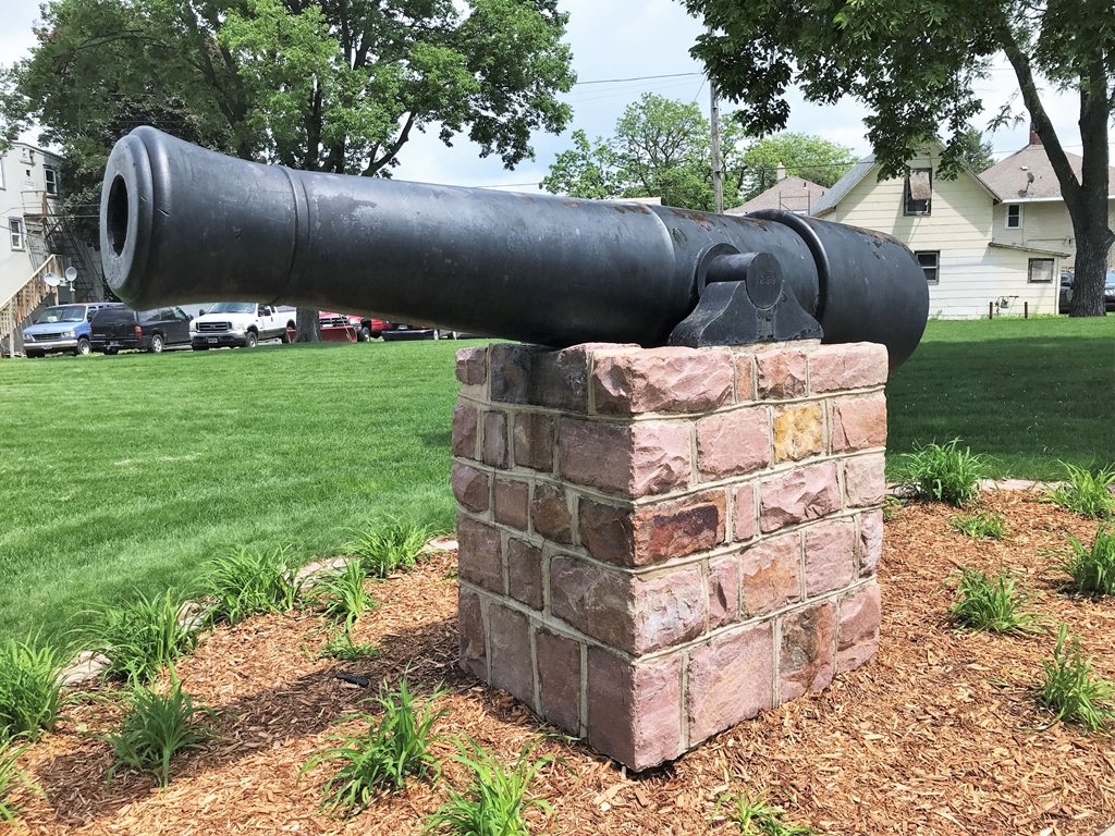 THE SOLDIER STATUE & CANNON WAR MEMORIAL