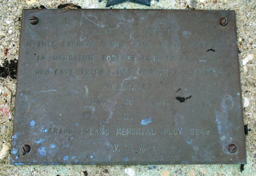 LEST WE FORGET ETERNAL FLAME ALL WARS VETERANS MEMORIAL PLAQUE