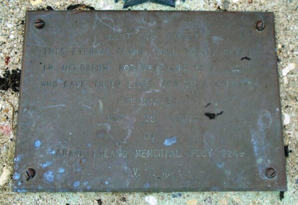 LEST WE FORGET ETERNAL FLAME ALL WARS VETERANS MEMORIAL PLAQUE