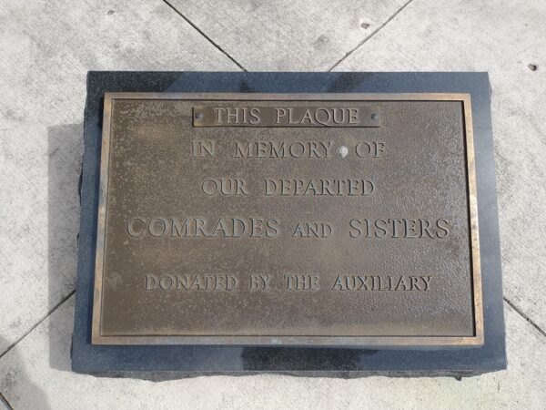 THIS PLAQUE IN MEMORY OF DEPARTED COMRADES AND SISTERS MEMORIAL