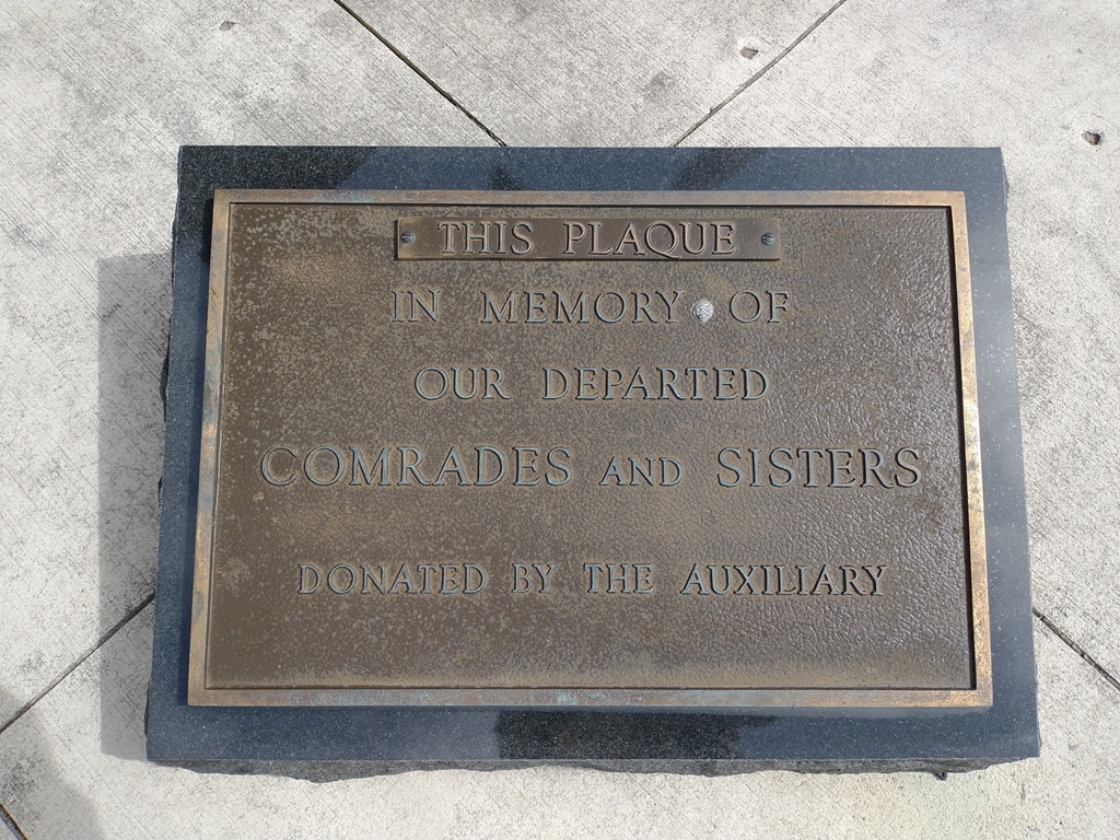 THIS PLAQUE IN MEMORY OF DEPARTED COMRADES AND SISTERS MEMORIAL