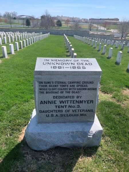 IN MEMORY OF THE UNKNOWN DEAD WAR MEMORIAL