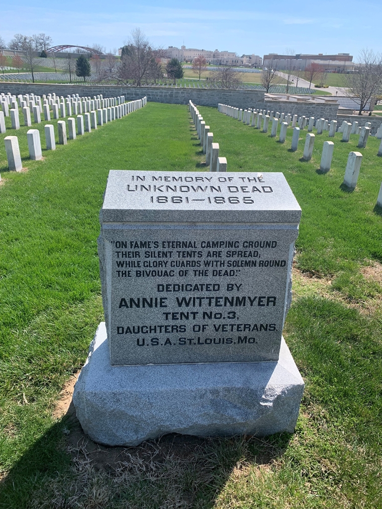 IN MEMORY OF THE UNKNOWN DEAD WAR MEMORIAL
