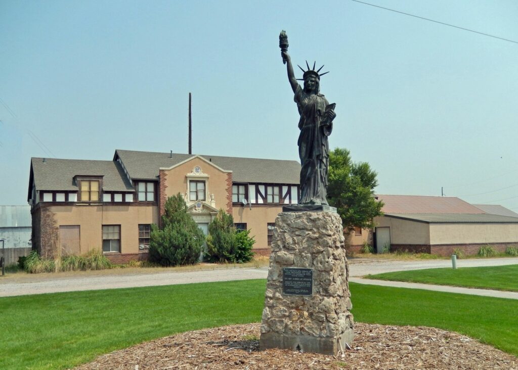 GERING REPLICA OF THE STATUE OF LIBERTY MEMORIAL