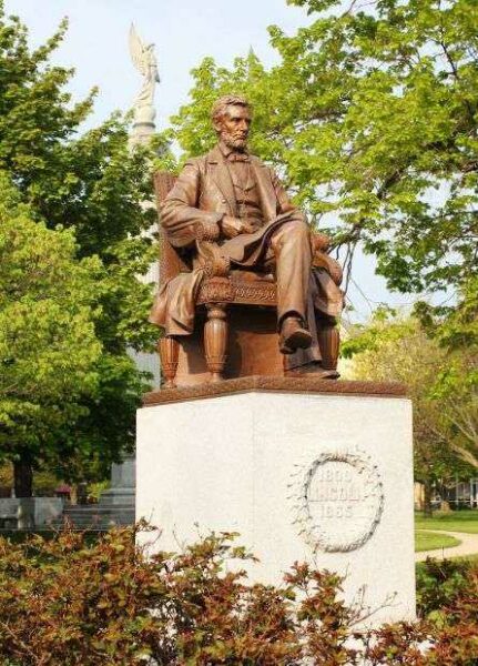 STATUE OF ABRAHAM LINCOLN