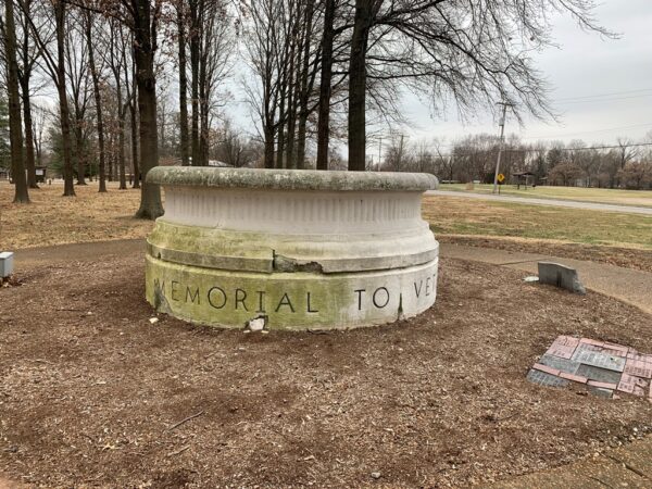 MEMORIAL TO VETERANS OF ALL WARS FOUNTAIN SIDE A