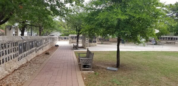 IN REMEMBRANCE KATHERINE AND WILLIAM WISSE WAR MEMORIAL BENCH