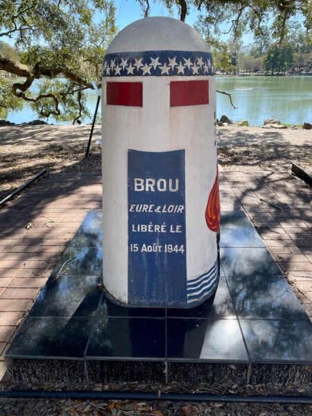 BORNE MONUMENT SIDE B