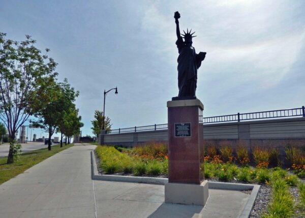 CITY OF FARGO STATUE OF LIBERTY REPLICA MEMORIAL