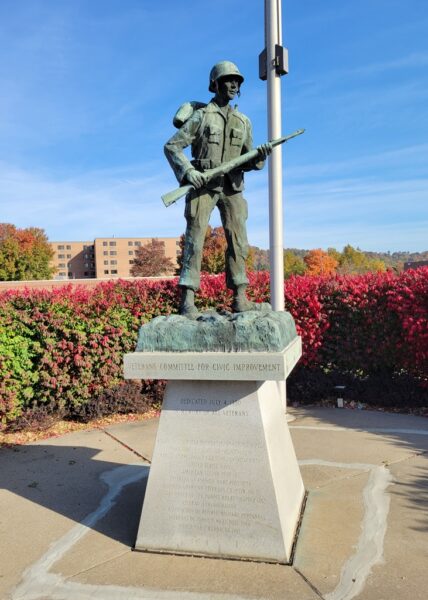 IN MEMORY OF ALL VETERANS MEMORIAL STATUE