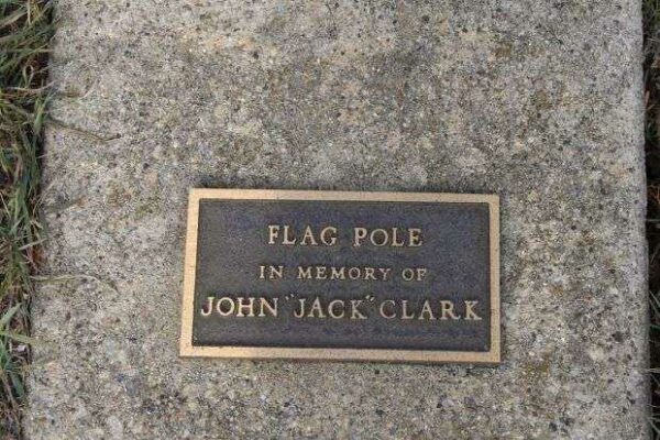 DARTFORD CEMETERY VETERANS MEMORIAL FLAG POLE PLAQUE