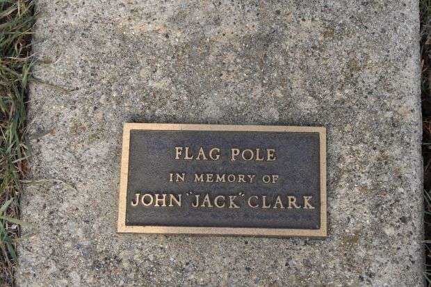 DARTFORD CEMETERY VETERANS MEMORIAL FLAG POLE PLAQUE