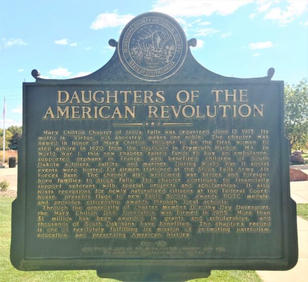 DAUGHTERS OF THE AMERICAN REVOLUTION MEMORIAL MARKER BACK