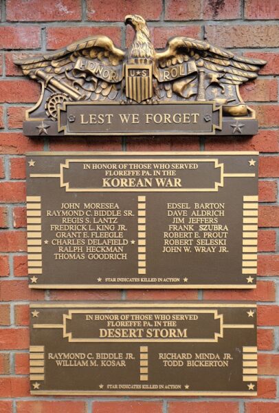 LEST WE FORGET KOREAN WAR AND DESERT STORM MEMORIAL PLAQUE