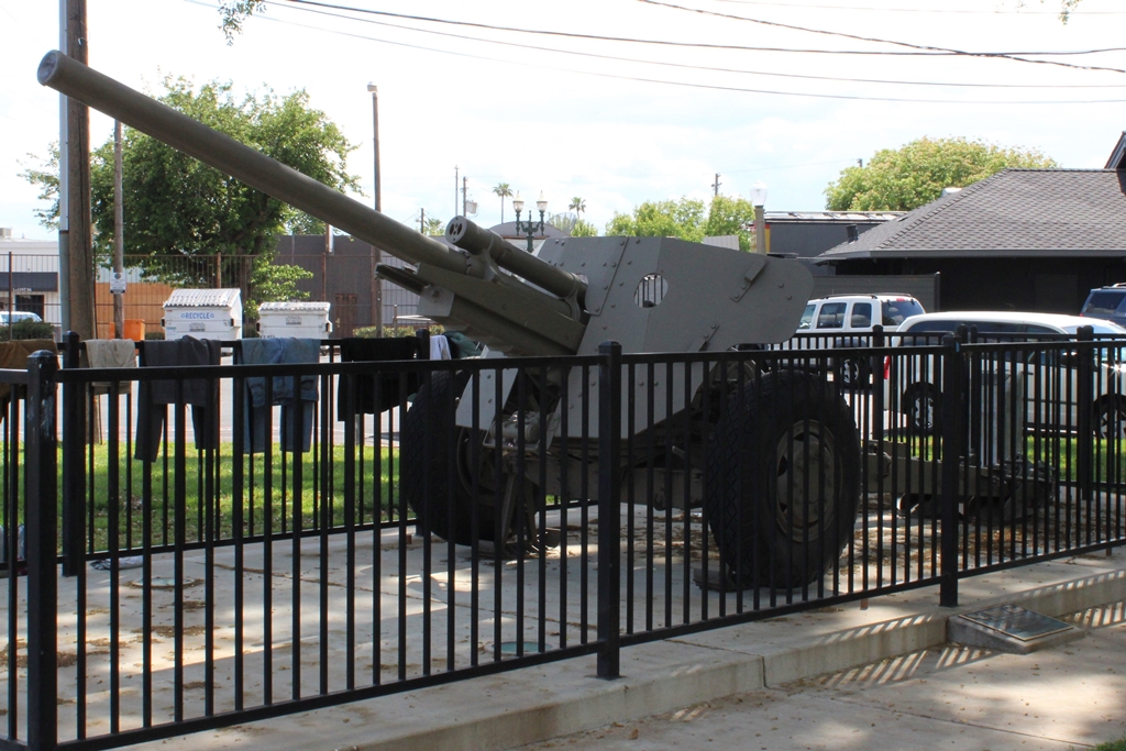 105 MM HOWITZER M3 FIELD ARTILLERY CANNON MEMORIAL