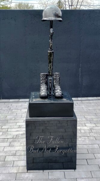 THE FALLEN BUT NOT FORGOTTEN WAR MEMORIAL BATTLEFIELD CROSS FRONT