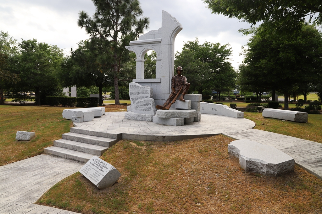 DRS BRUCE AND LEE FOUNDATION TRIBUTE TO WWII VETERANS MEMORIAL