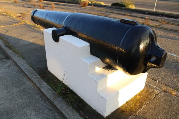 THIS EIGHT INCH GUN WAR MEMORIAL