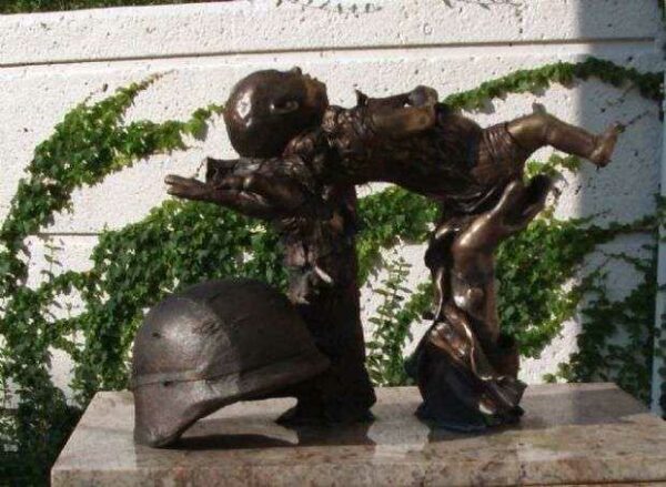 IRAQ WAR MEMORIAL MOST PRECIOUS OFFERING STATUES