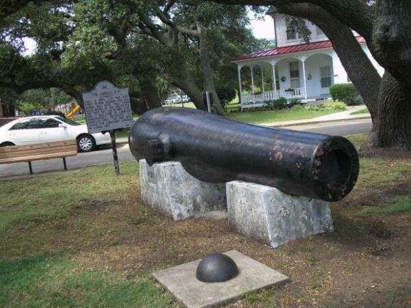 THE LINCOLN GUN WAR MEMORIAL CANNON