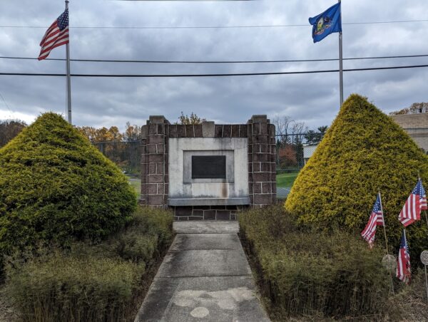 CEDAR TOP HONOR ROLL WORLD WAR II MEMORIAL