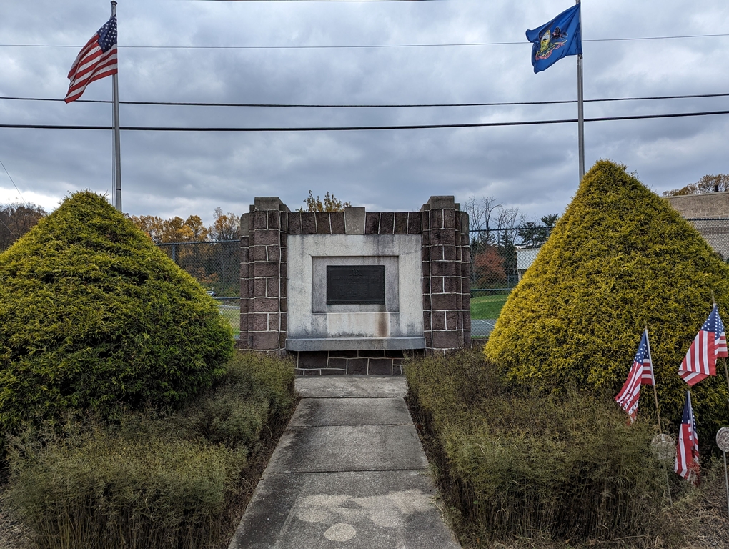 CEDAR TOP HONOR ROLL WORLD WAR II MEMORIAL PLAQUE