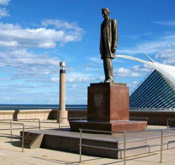 THE ABRAHAM LINCOLN MEMORIAL