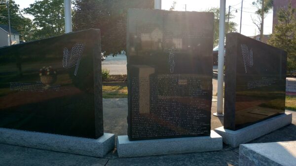 FINDLAY LEST WE FORGET WAR MEMORIAL FRONT