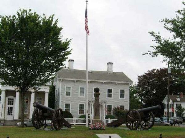 THE DEFENDERS OF THE FORT WAR MEMORIAL WITH CANNONS