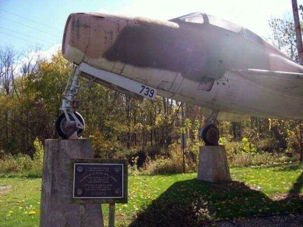 F-84 THUNDER STREAK WAR MEMORIAL AIRCRAFT