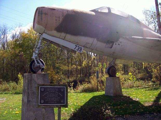 F-84 THUNDER STREAK WAR MEMORIAL AIRCRAFT