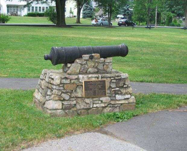 CANNON OF REVOLUTIONARY WAR MEMORIAL