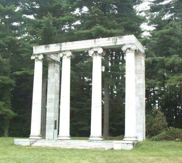 TOMB OF UNKNOWN SOLDIERS OF THE REVOLUTION MEMORIAL PORTICO