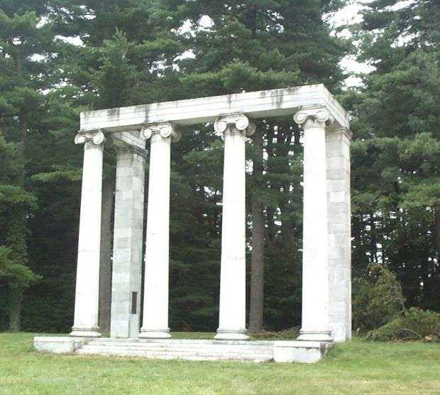 TOMB OF UNKNOWN SOLDIERS OF THE REVOLUTION MEMORIAL PORTICO