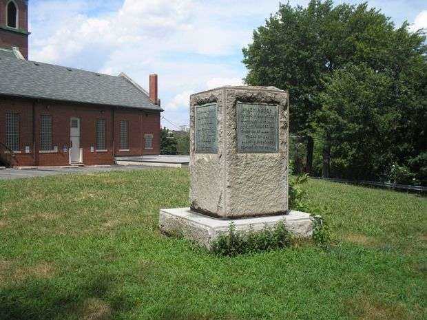 GEORGE WASHINGTON PLAQUES ON STONE MEMORIAL