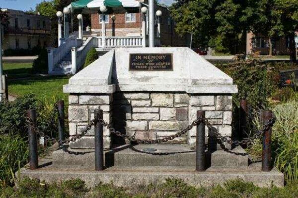 SAUKVILLE VETERANS MEMORIAL STONE