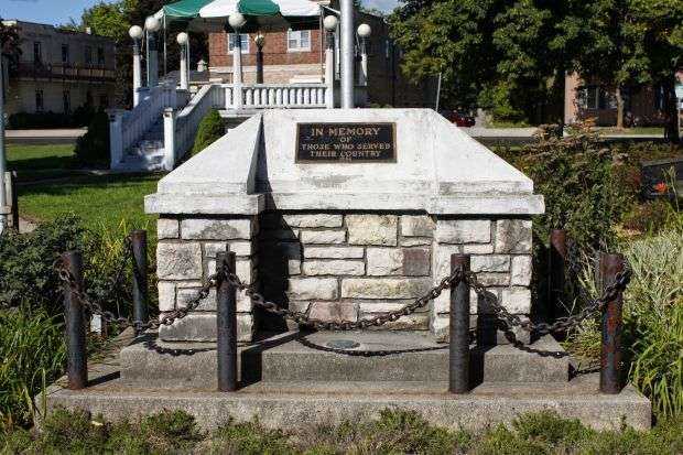 SAUKVILLE VETERANS MEMORIAL STONE