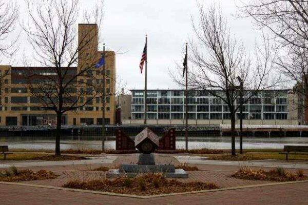 GREEN BAY VETERANS MEMORIAL PARK
