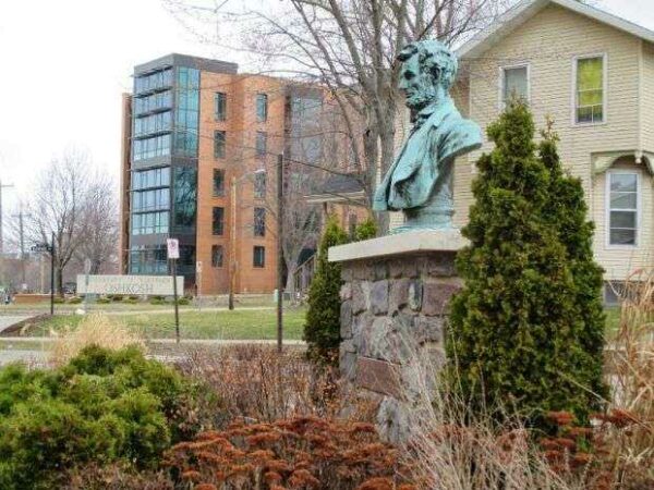 UW-OSHKOSH ABRAHAM LINCOLN MEMORIAL BUST