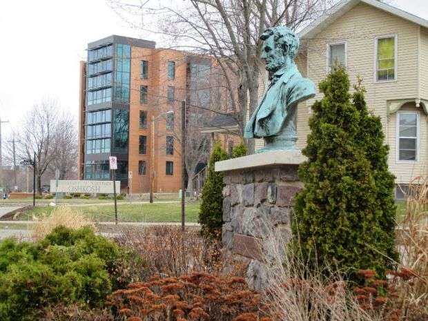 UW-OSHKOSH ABRAHAM LINCOLN MEMORIAL BUST