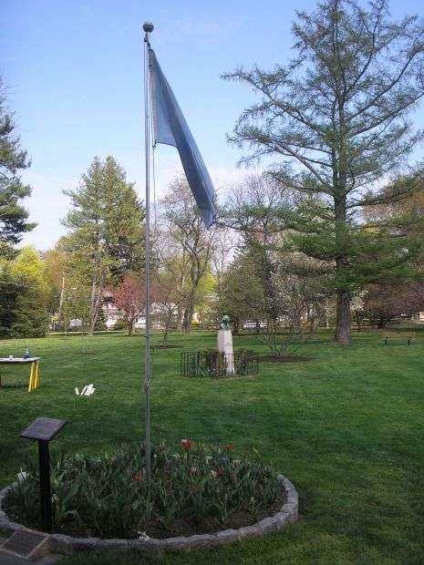 WASHINGTON’S FLAG (REPRODUCTION) REVOLUTIONARY WAR MEMORIAL